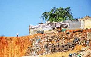 Les poubelles sont jetées à quelques mètres des habitations