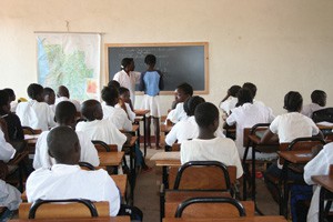 Cours de portugais dans une école de Luanda