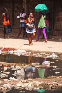 Une scène quotidienne dans la périphérie de Luanda