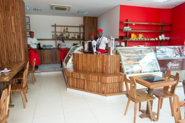 Le Cafe Luanda comptoir-als